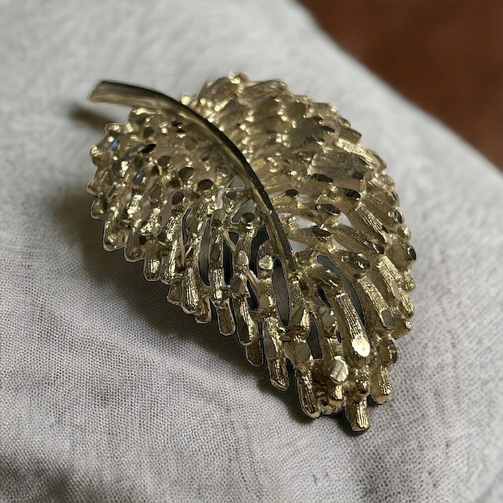 Vintage BSK Signed Silver Tone Feather Leaf Etched Costume‎ Jewelry Brooch Pin